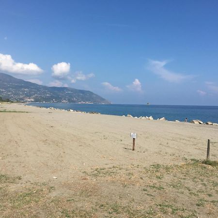 Giardino Sul Mare Bed & Breakfast Пати Екстериор снимка